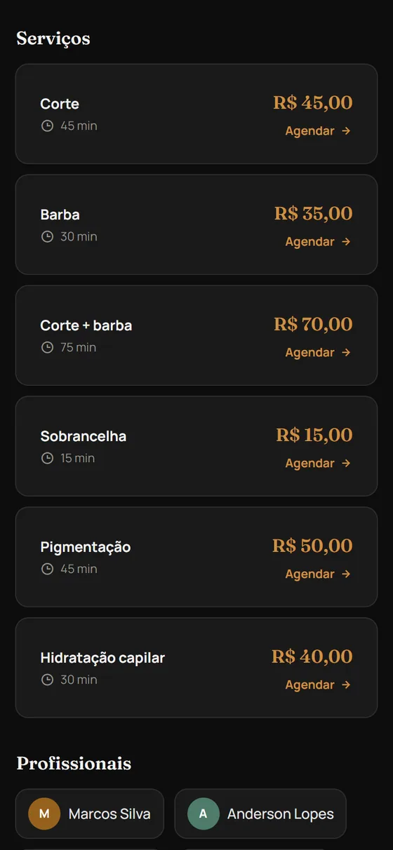 Celular mostrando a lista de serviços com preço e duração na página da barbearia
